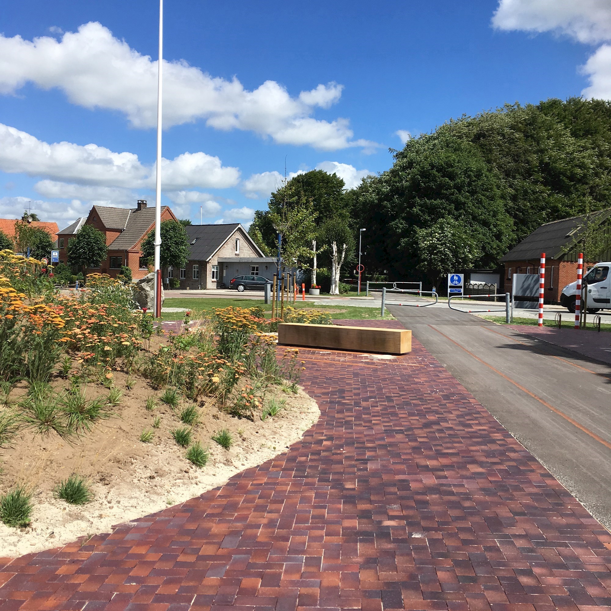 Den nye belægning og den tilplantede høj