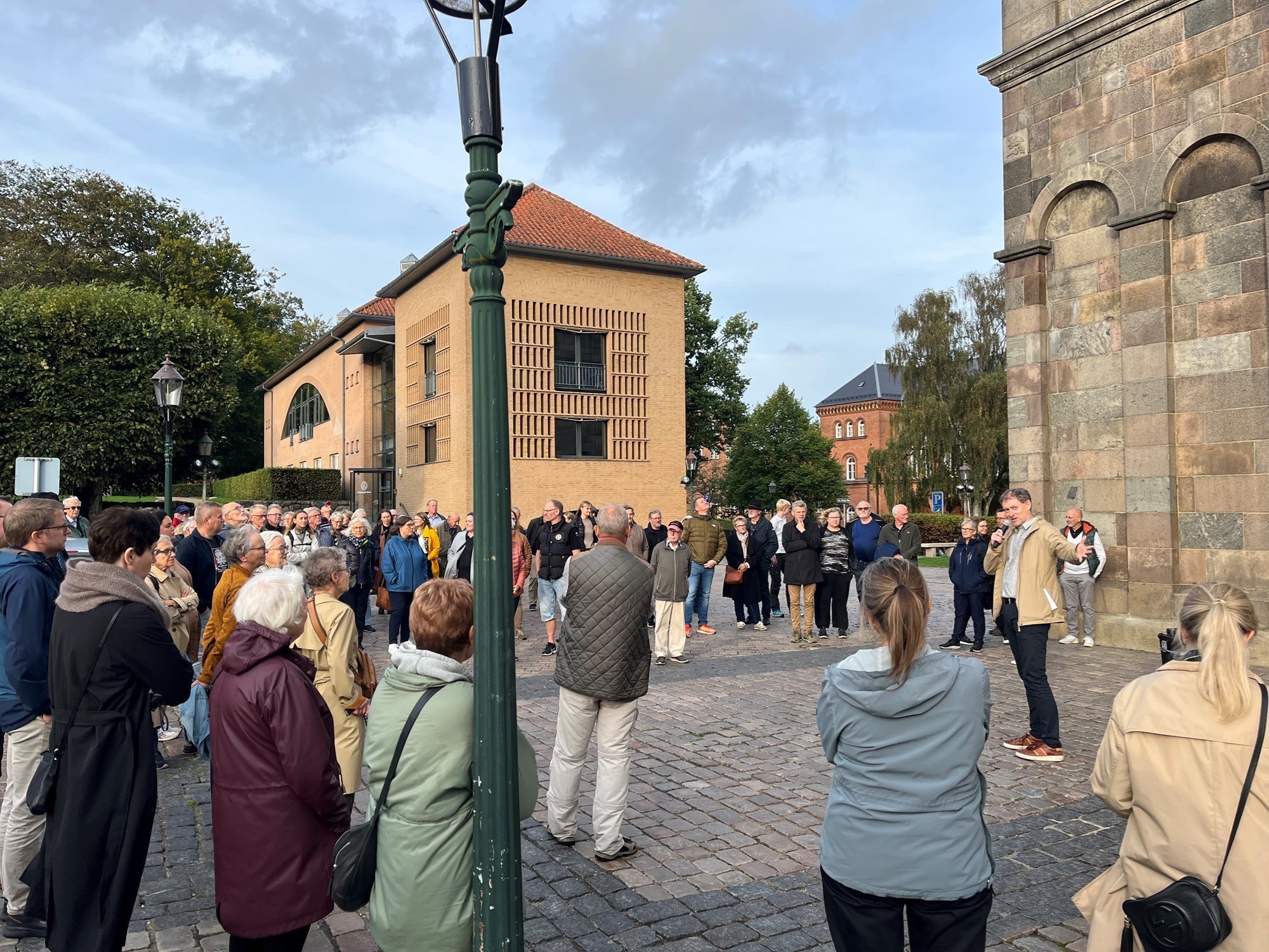 Foran Viborg Domkirke på Gammel Torv - Domkirkepladsen. Arkitekt Jørgen Tryk Hansen fortæller.