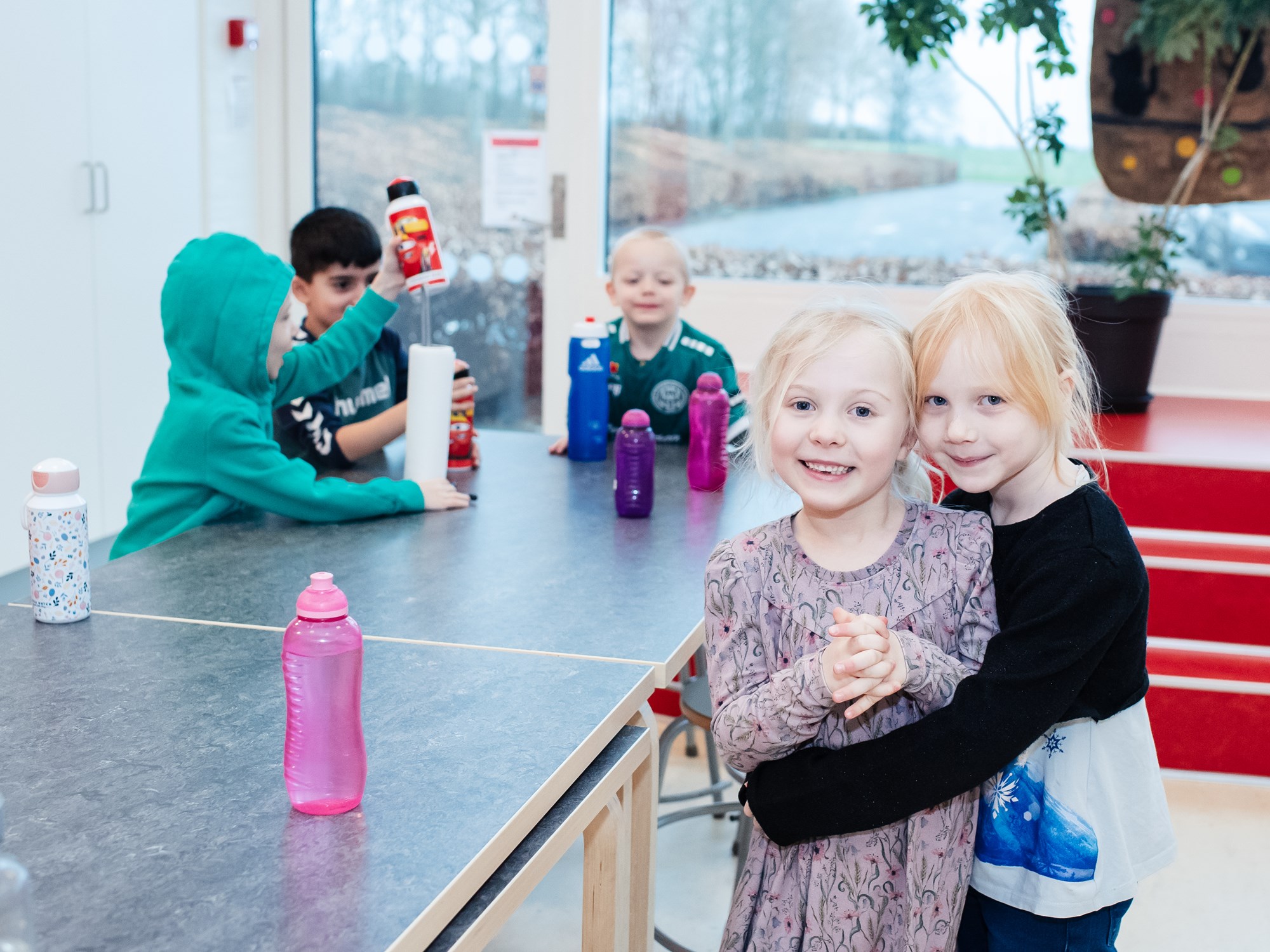 To piger, der krammer hinanden