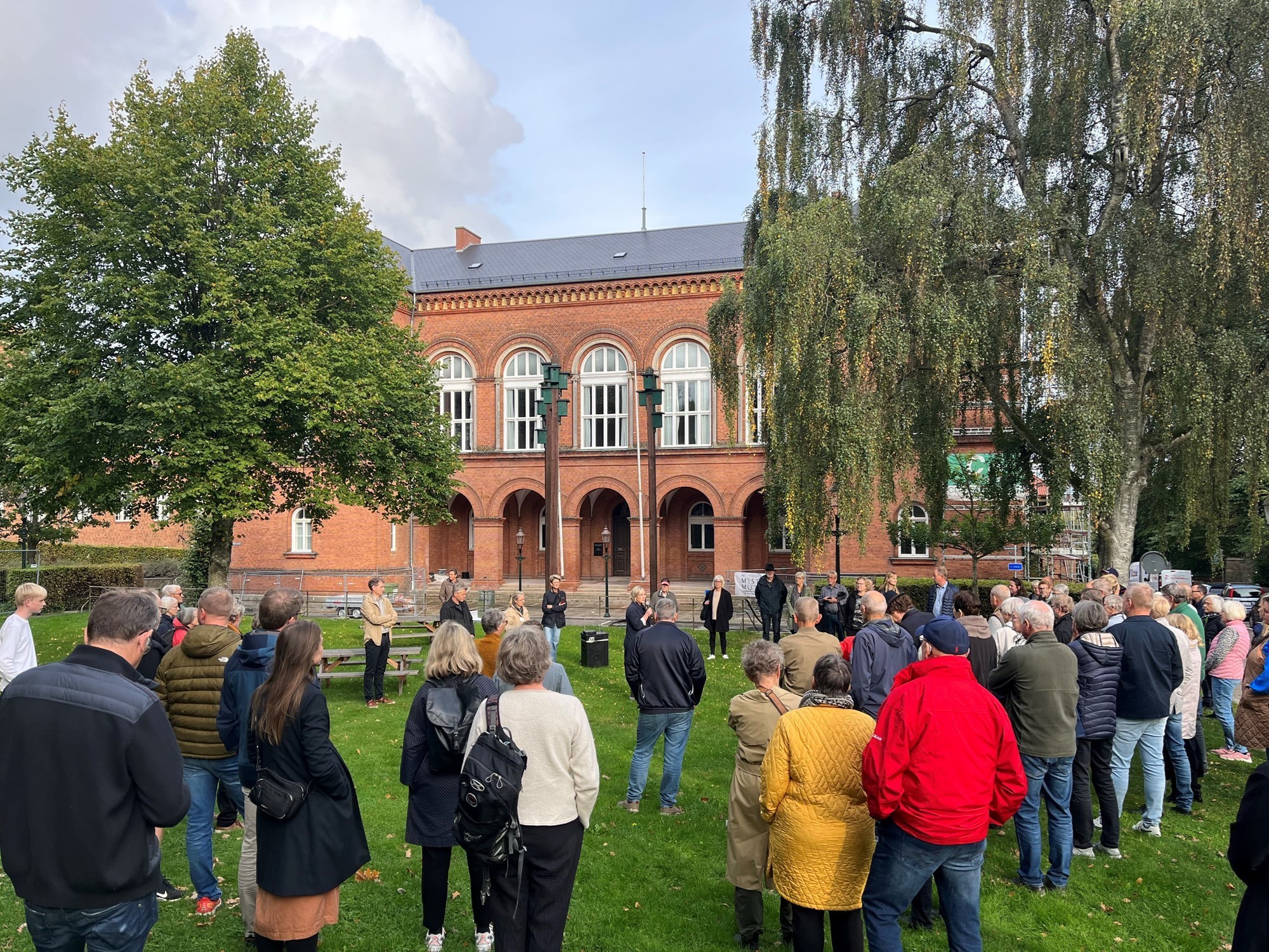 På Stænderpladsen foran Det gamle Rådhus