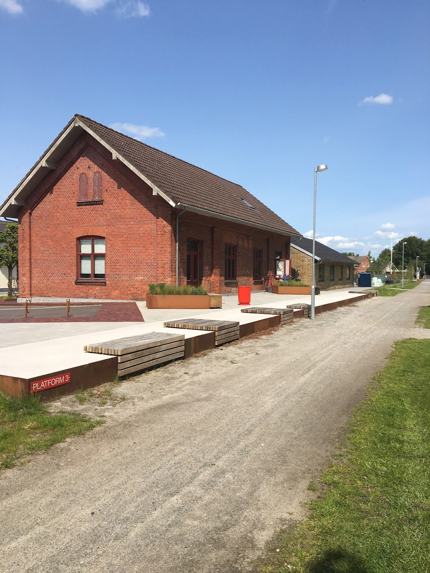 Stationsbygningen set fra Himmerlandsstien
