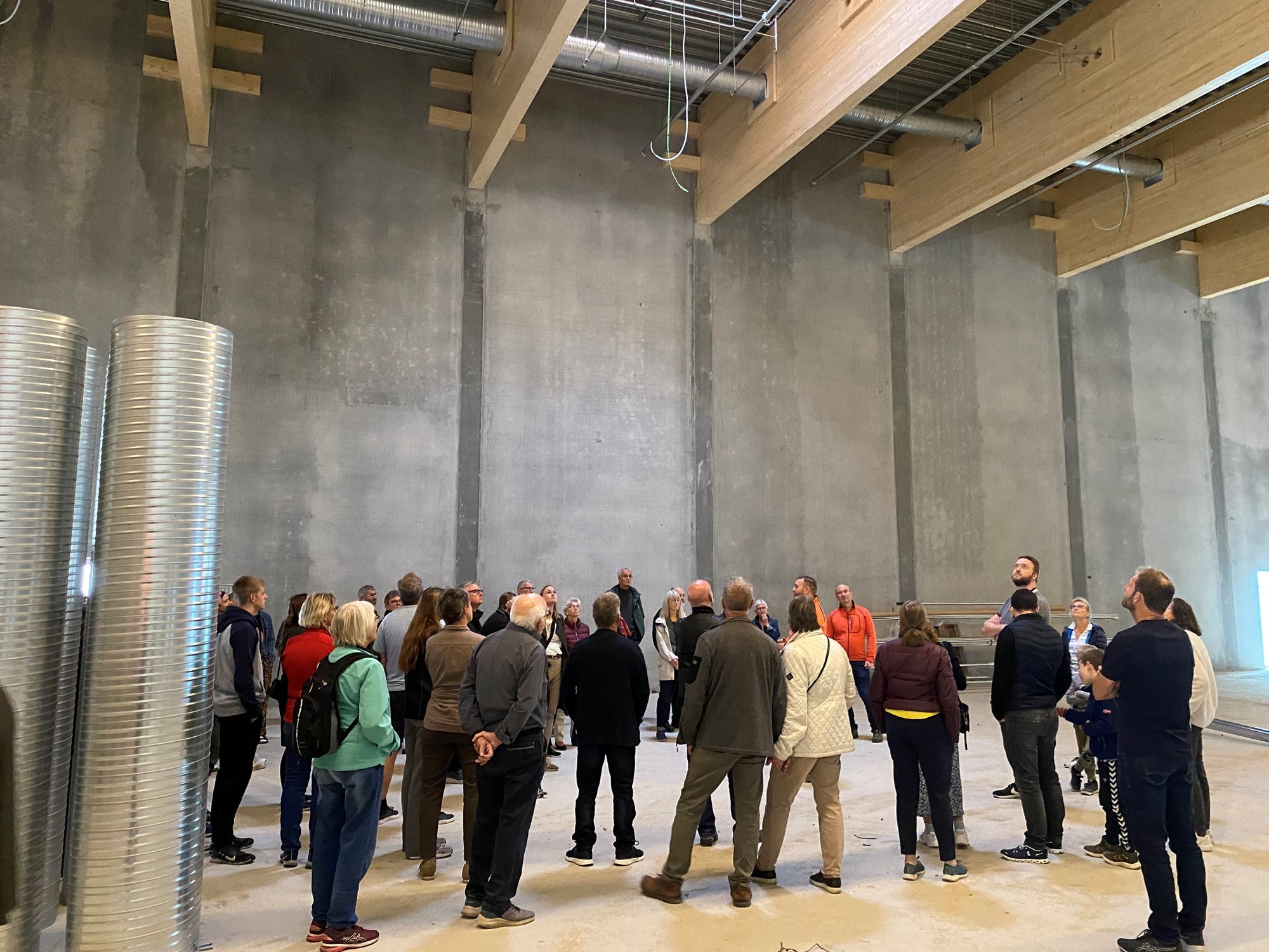 Rundvisning indenfor på byggepladsen for den nye skole Lysningen i Overlund. Arkitekturens Dag.
