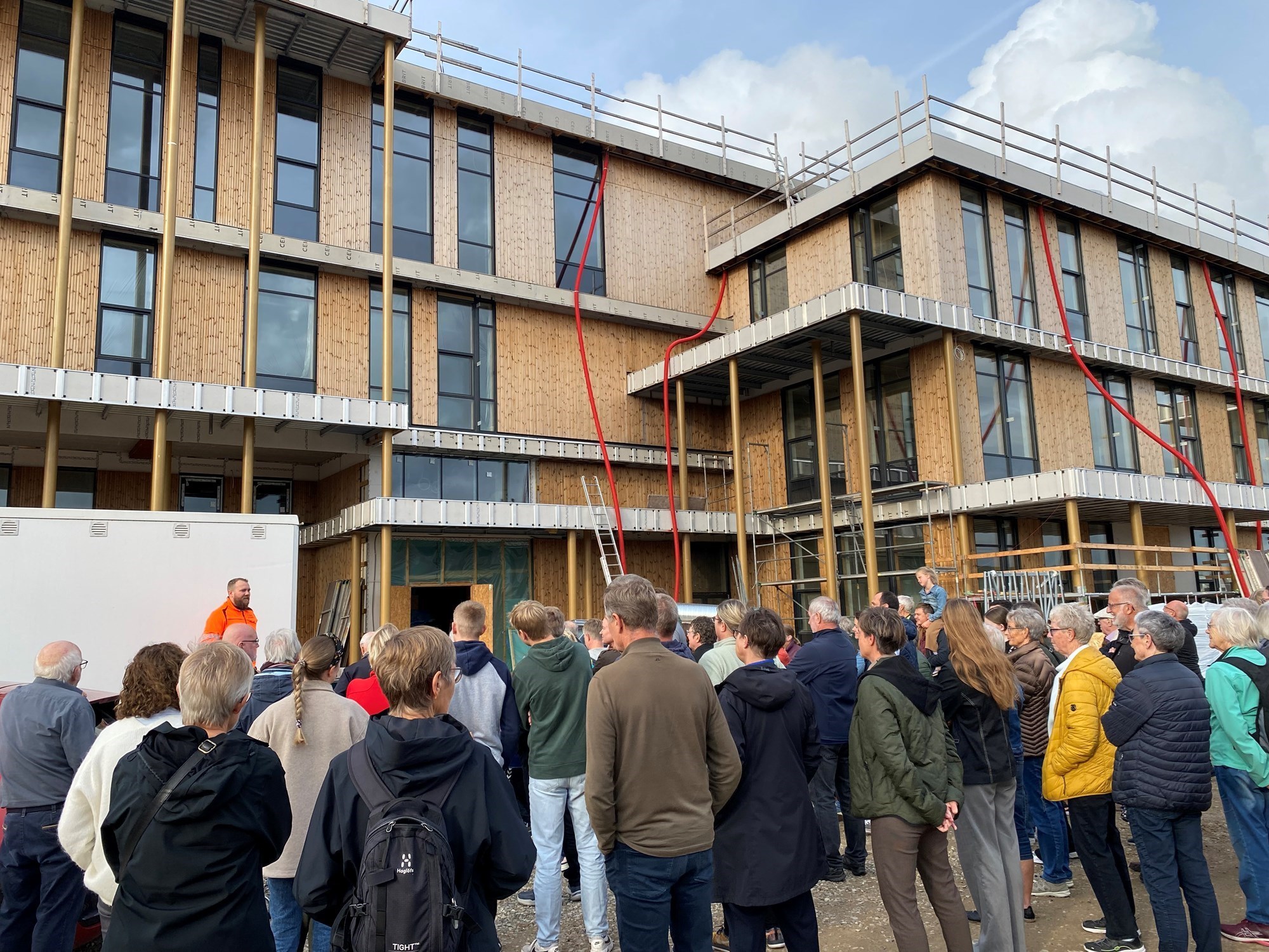 Foran byggeriet for den nye skole Lysningen i Overlund.  Arkitekturens Dag.